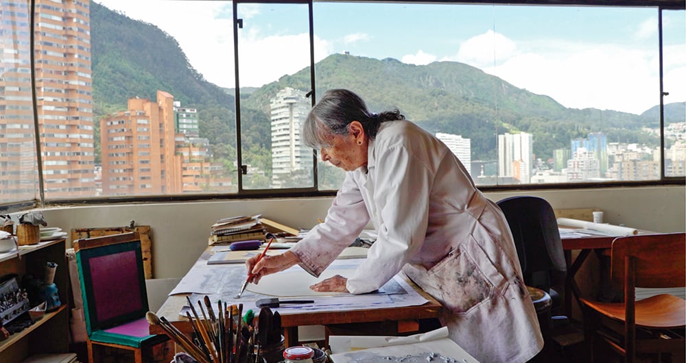 A las obras nuevas, en papel de colgadura, Beatriz González (1932) suma en ‘Bruma’ óleos de su pasado. Entre ellos, Cinta amarilla con cargueros II, Da-ve-y-va-I y Estudio cinta amarilla II.