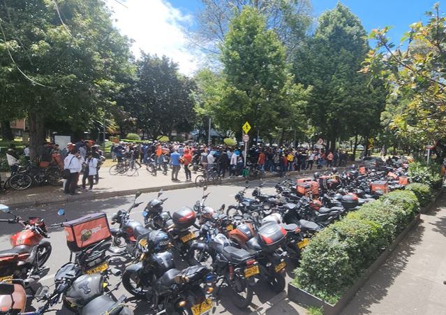 Domiciliarios de Rappi en el Parque de la 93 en Bogotá