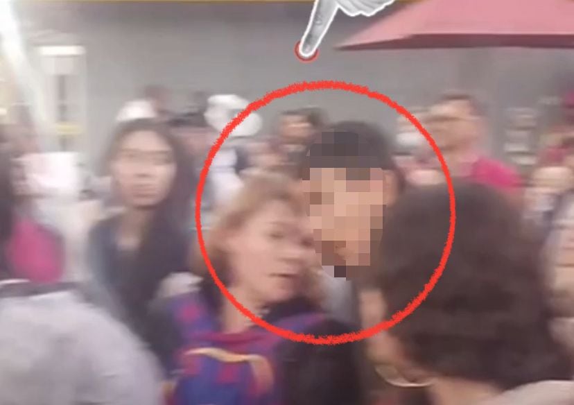 La mujer aparece en los videos que grabaron las personas en el evento del precandidato presidencial.