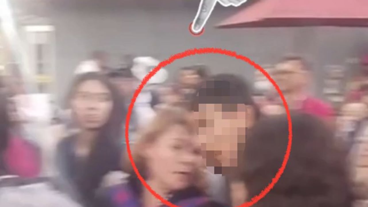 La mujer aparece en los videos que grabaron las personas en el evento del precandidato presidencial.
