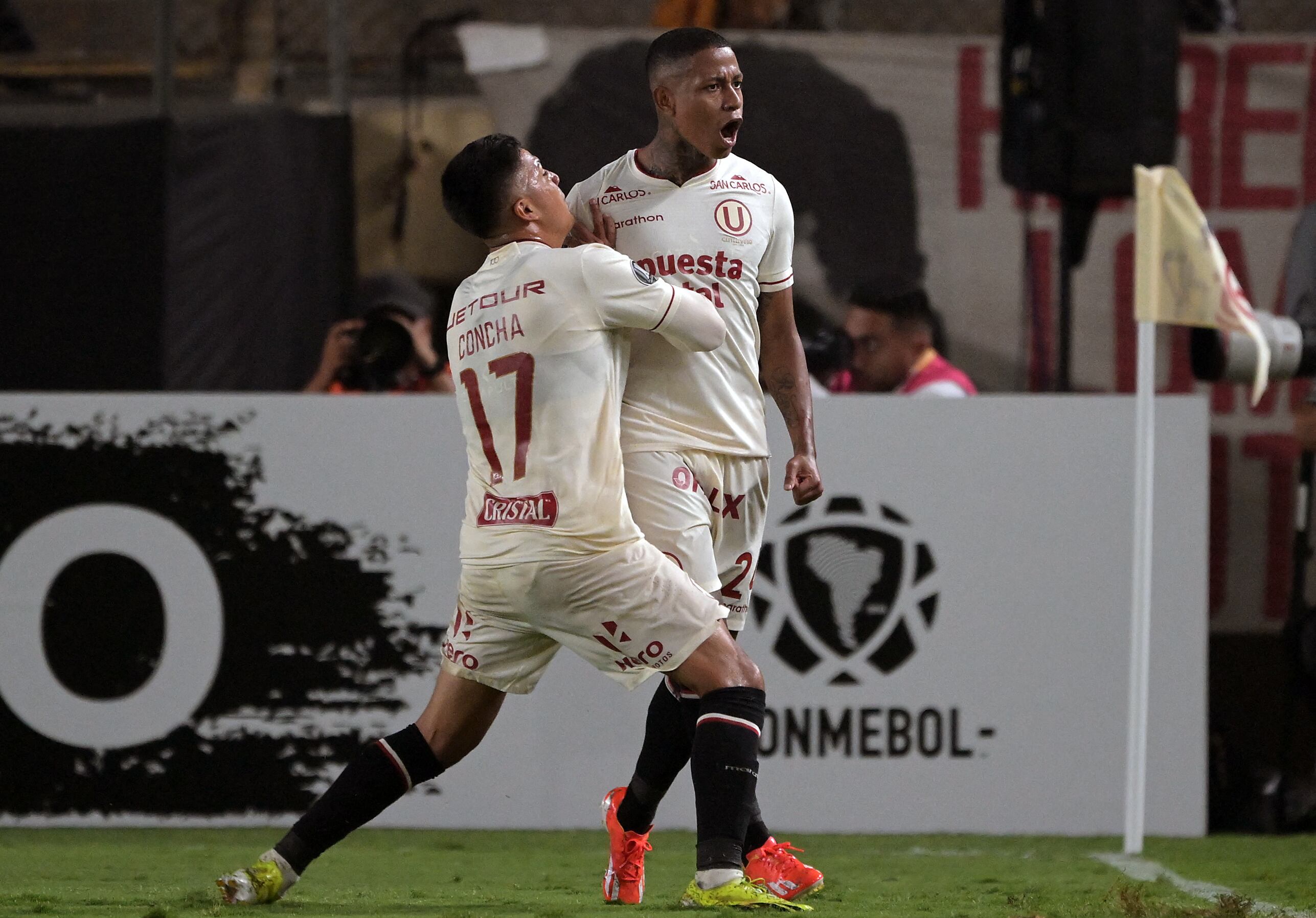 A los 34, el experimentado goleador colombiano Carlos Bacca solo frente al arco se perdió la oportunidad de remontar el resultado para el Tiburón.