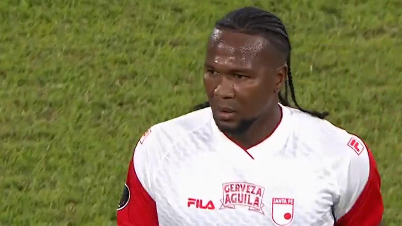 Hugo Rodallega salió al minuto 75, dejando su lugar para Nahuel Bustos.