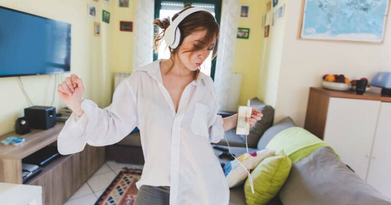 Escuchar música es una práctica común en algunas personas. Hacerlo puede convertirse en una herramienta para disminuir el estrés.