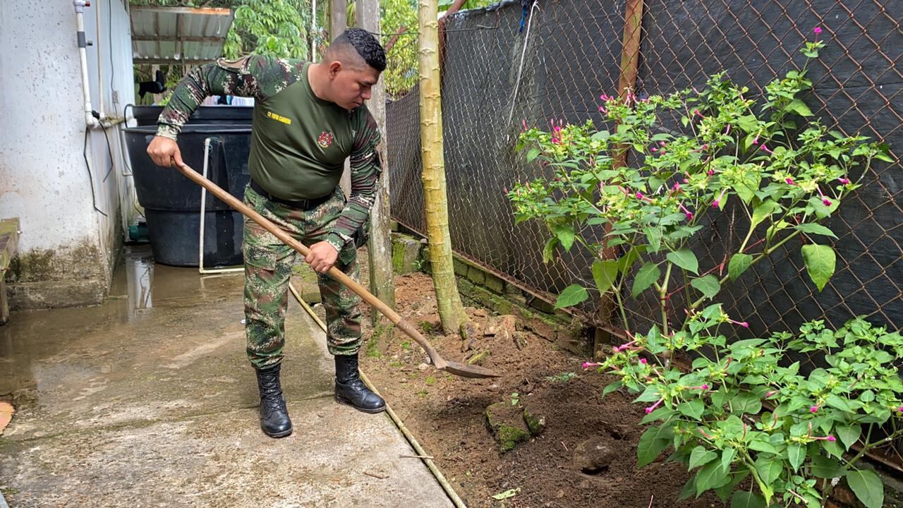 Soldados de Mitú , soltaron las armas y las remplazaron por elemento de aseo