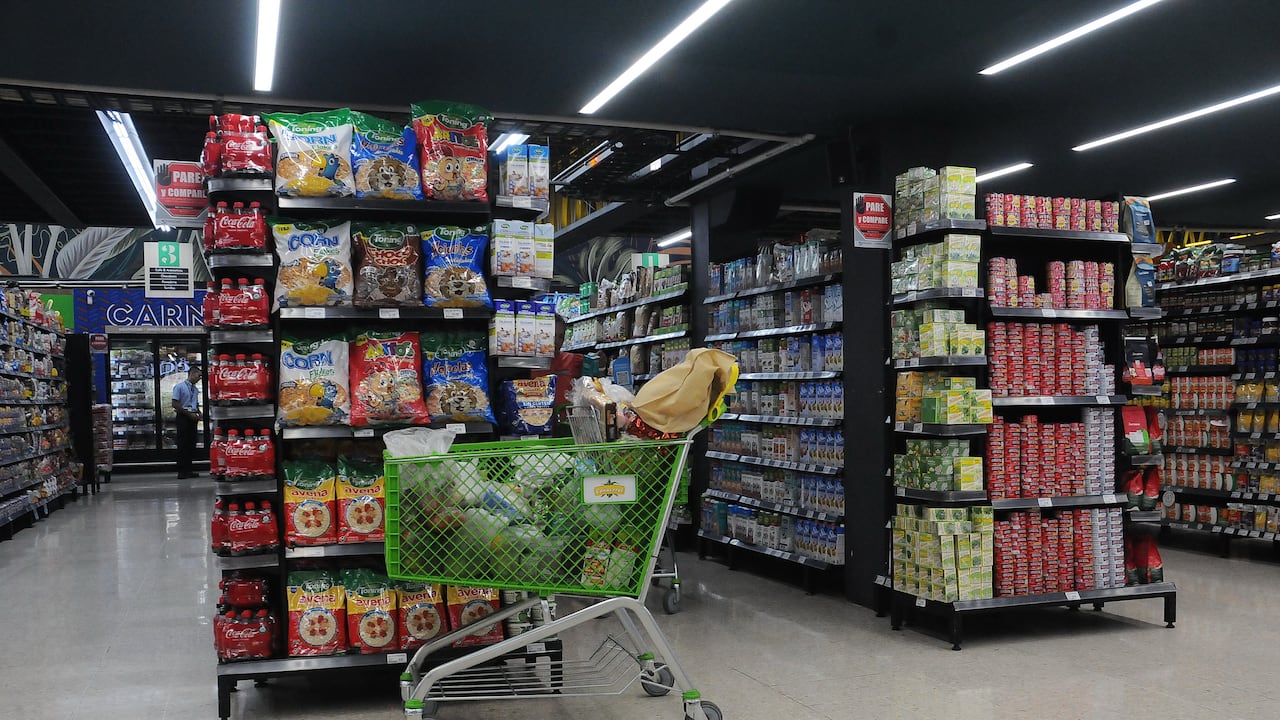 Cali: Precios de alimentos siguen altos en Cali, amas de casa perciben que el costo de la canasta familiar no baja, la inflación baja pero lento. Foto José L Guzmán. El País