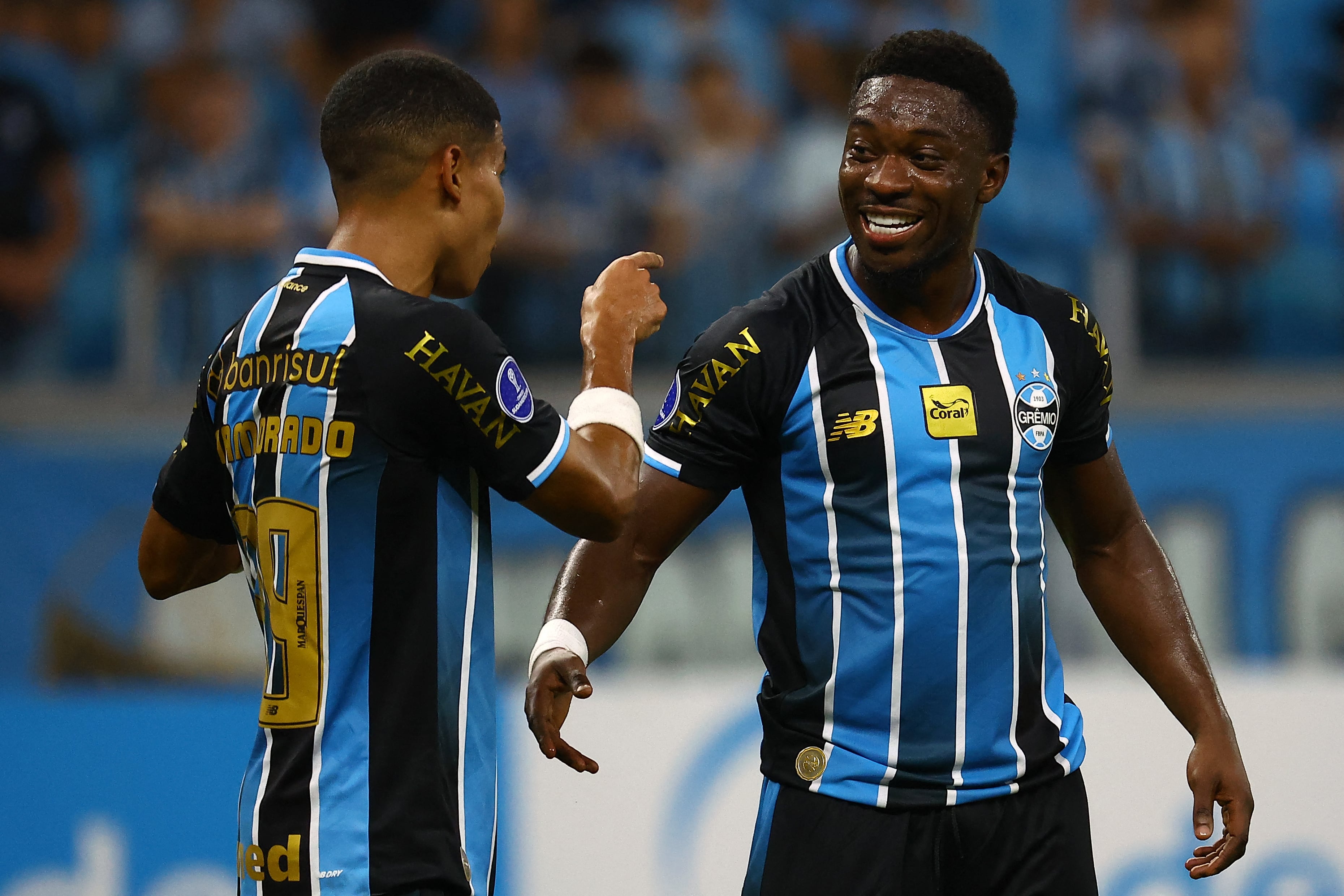 José Enamorado celebrando en Gremio la victoria ante Riestra en Copa Sudamericana