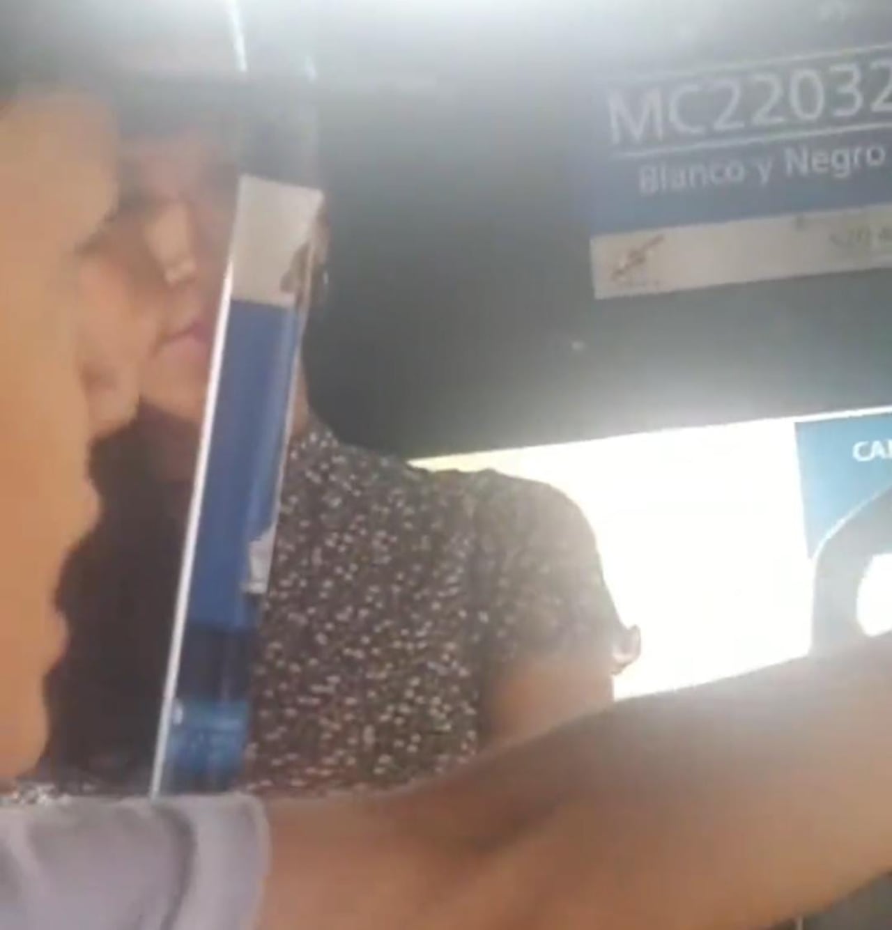 La comunidad que estaba en el bus se percató del hecho y recriminó al presunto acosador.