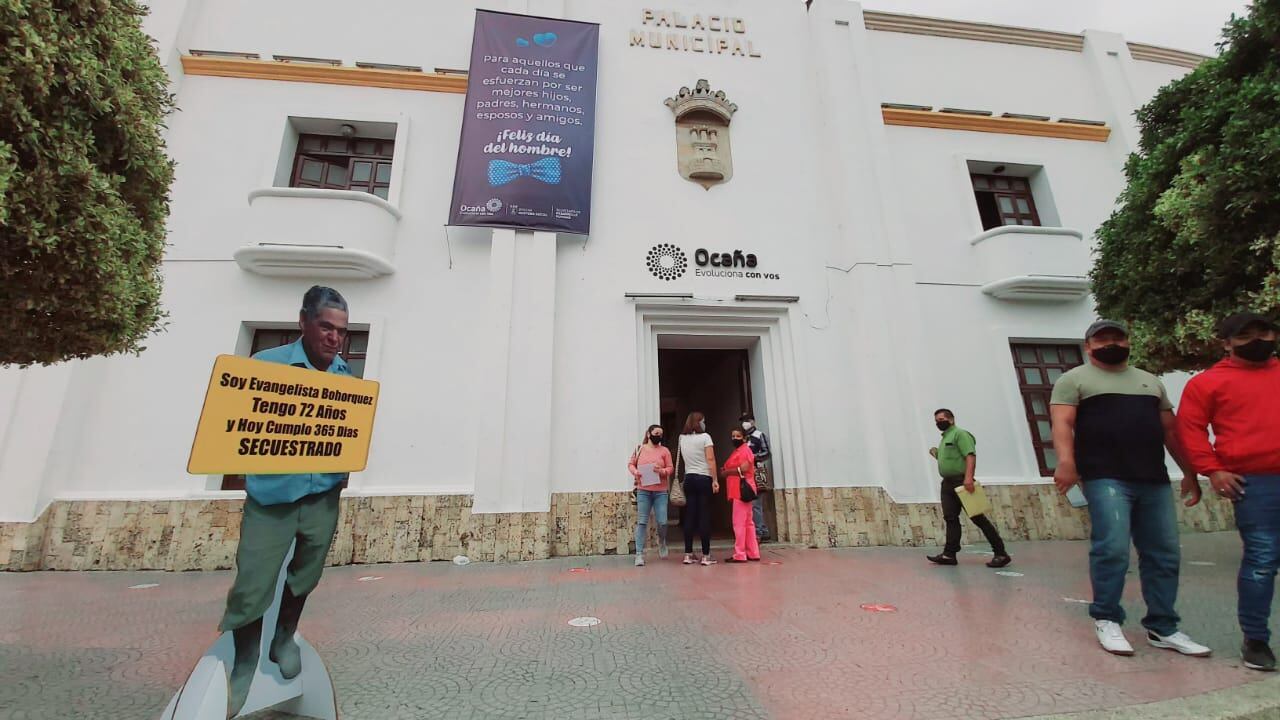 Hoy se cumple un año del secuestro de este agricultor. La familia ubicó varias imágenes en Ocaña recordando que hace 365 días lo retuvieron.