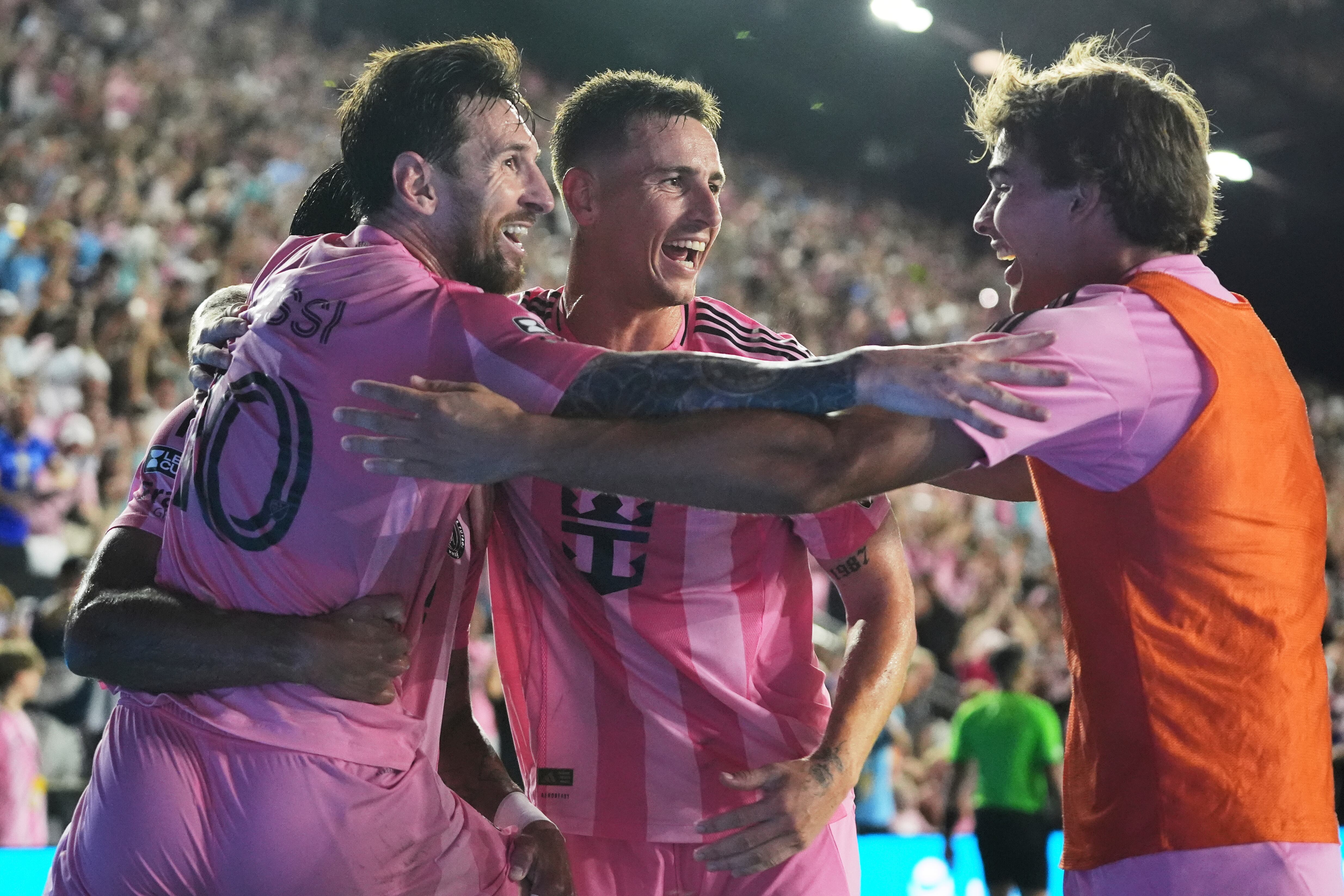 El argentino Lionel Messi (izquierda) festeja con sus compañeros tras un gol del Inter Miami en la semifinal de la Leagues Cup ante Orlando City, el miércoles 27 de agosto de 2025 (AP Foto/Lynne Sladky)