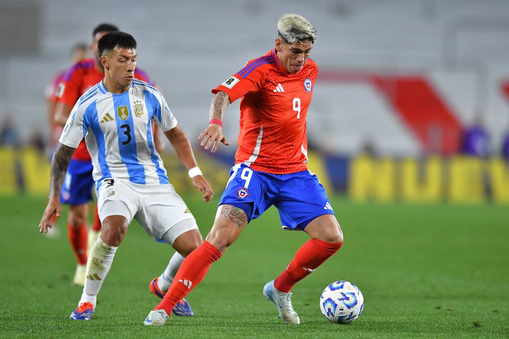 BUENOS AIRES, ARGENTINA - SEPTEMBER 05: Carlos Palacios of Chile competes for the ball with Lisandro Martinez of Argentina  during the FIFA World Cup 2026 Qualifier match between Argentina and Chile at Estadio Más Monumental Antonio Vespucio Liberti on September 05, 2024 in Buenos Aires, Argentina. (Photo by Marcelo Endelli/Getty Images)