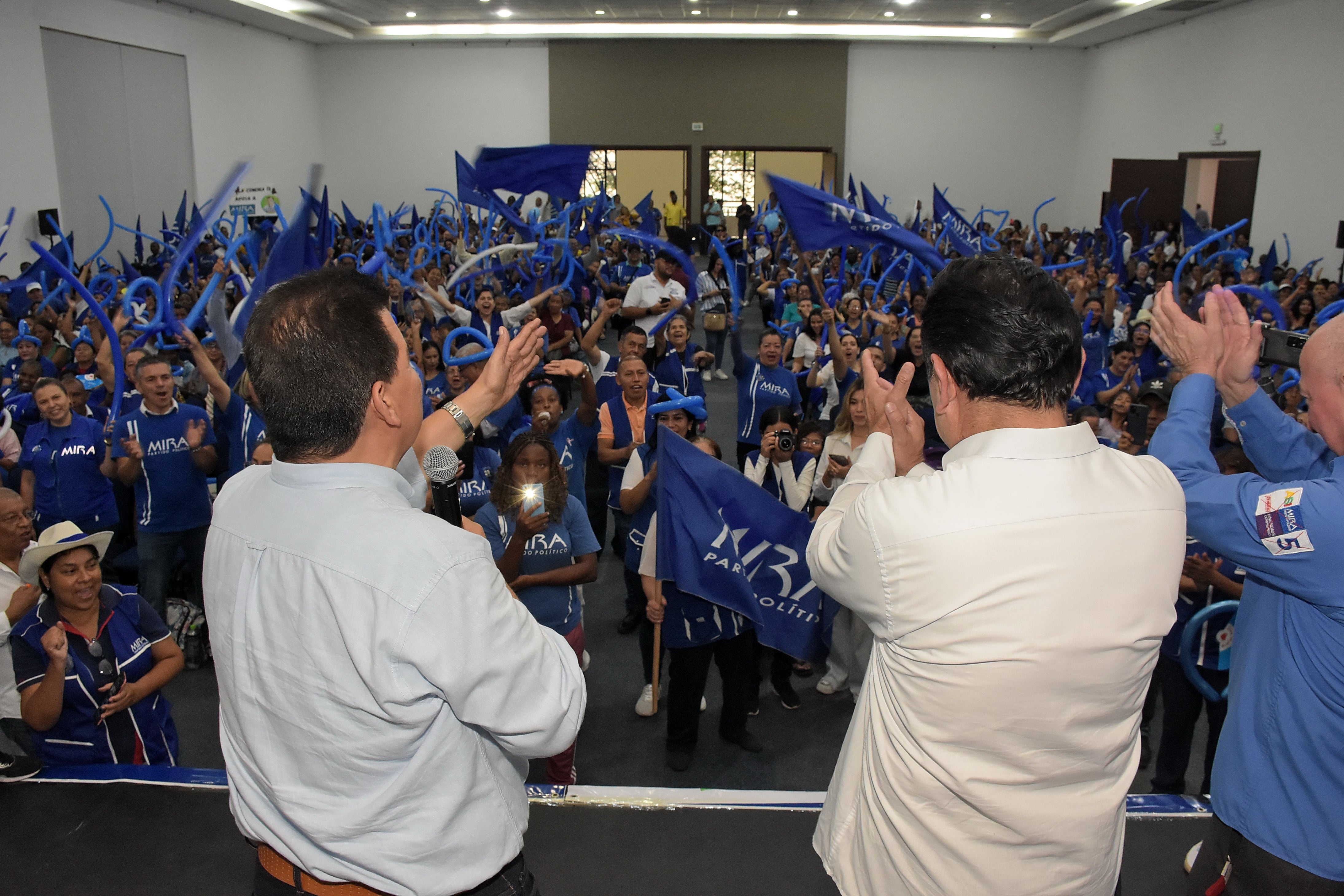 En un evento celebrado en el Hotel Dann de la ciudad, El senador Manuel Virgüez Piraquive Director del Partido MIRA Anunció su adhesión a la campaña del candidato a la Alcaldía de Cali Roberto Ortiz.