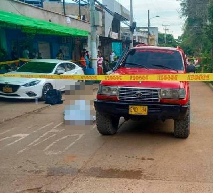 El cuerpo del empresario quedó tendido en la vía pública