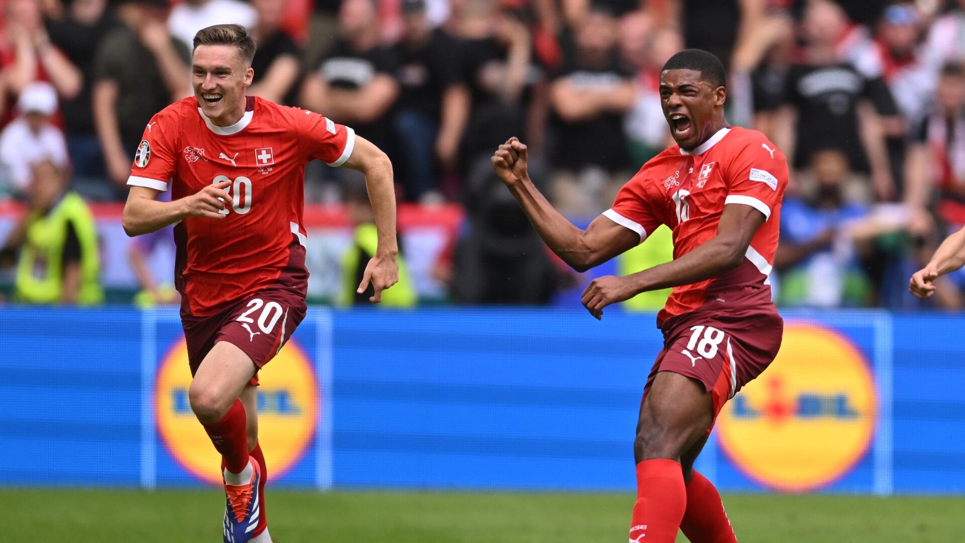 Kwadwo Duah y Michel Aebischer