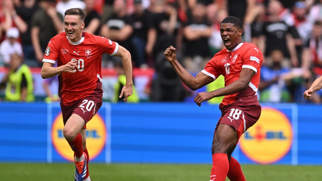 Kwadwo Duah y Michel Aebischer marcaron para Suiza en el primer tiempo.