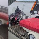 La moto de Mark Hagen quedó colgando del puente levadizo, aferrado al mismo gracias al remolque que transportaba.