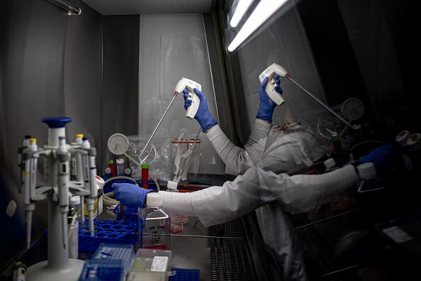 Apareció una nueva esperanza para los pacientes que sufren de leucemia, que es el cáncer de los tejidos que conforman la sangre y que prohíbe que el cuerpo combata una infección, que incluye además la médula ósea. (Photo by Lukas Kabon/Anadolu Agency via Getty Images)