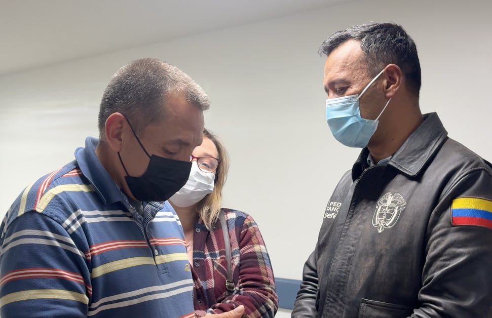 El padre de militar que resultó herido en el Putumayo, junto al ministro Pedro Sánchez.