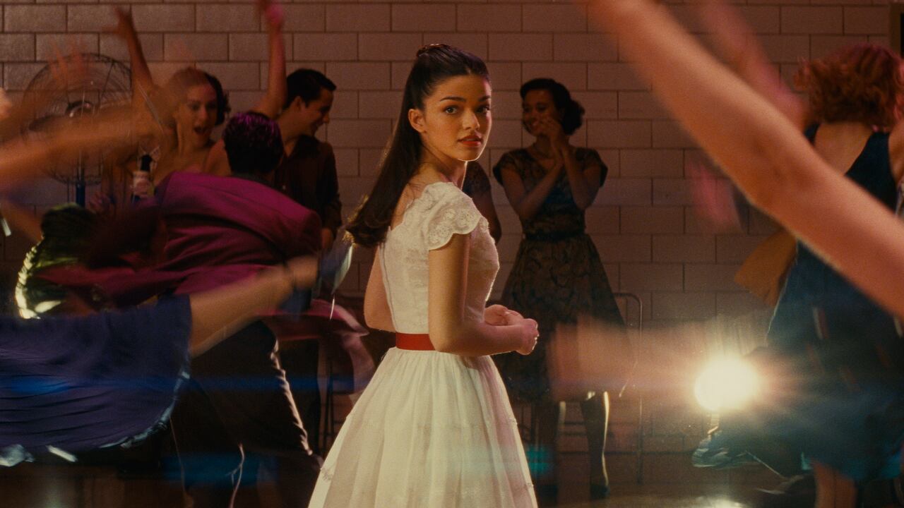 En esta imagen difundida por 20th Century Studios, Rachel Zegler como María en una escena de "West Side Story".