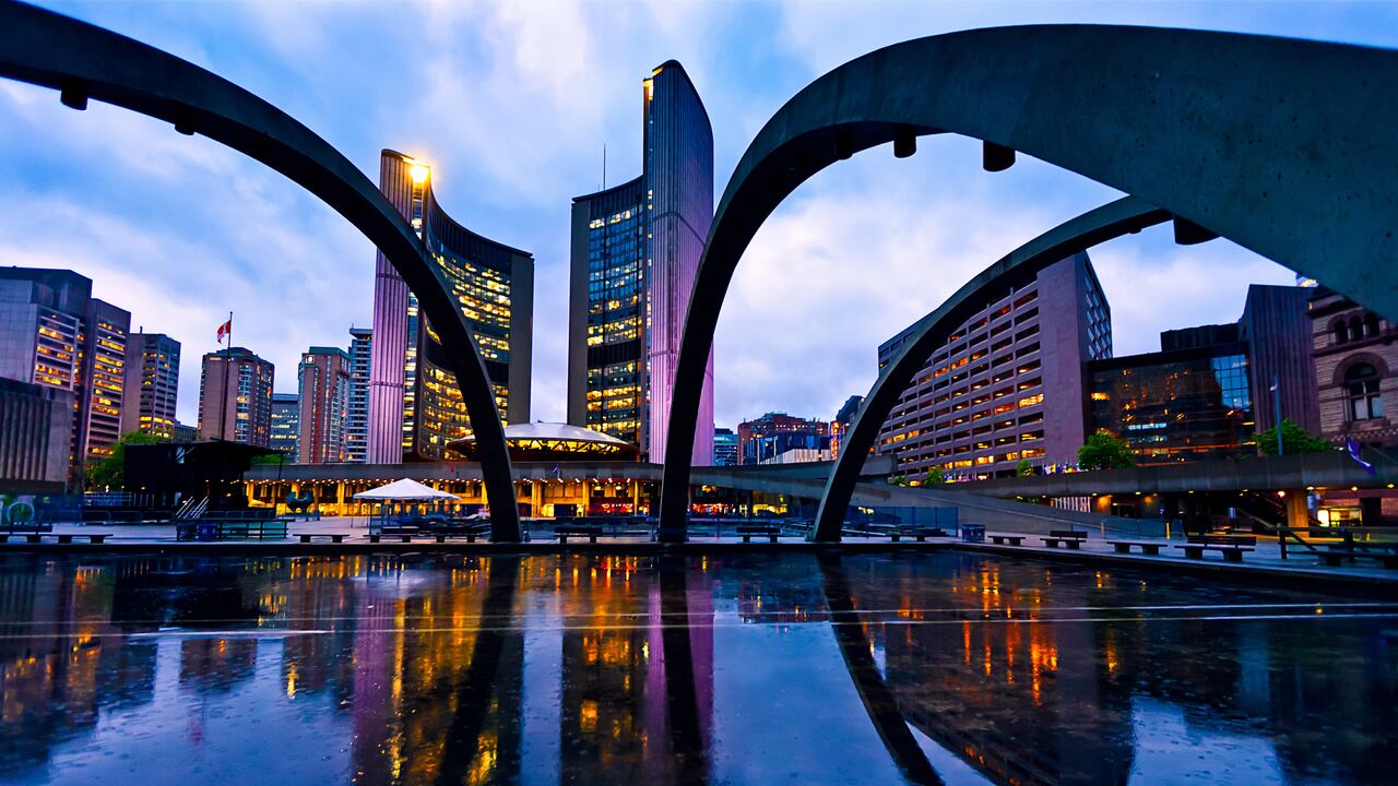 Nathan Phillips Square, corazón del centro de Toronto, Canadá