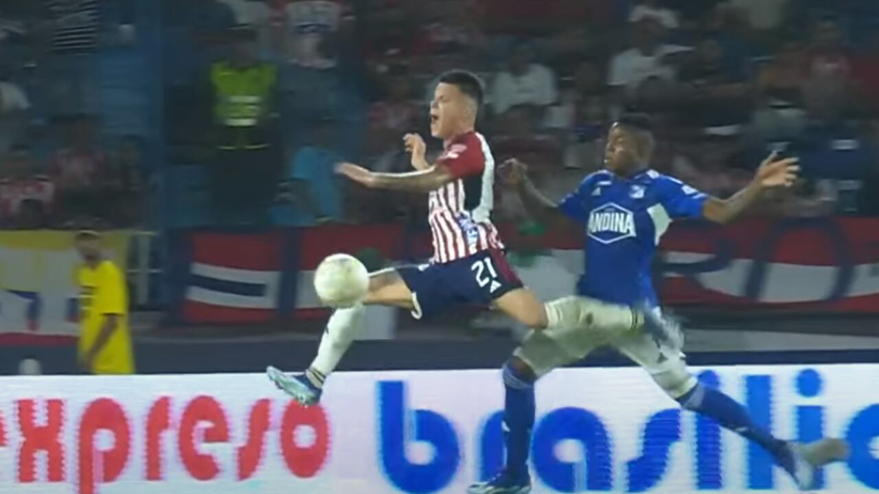 Pacheco fue derribado en el área por un contacto de Yuber Quiñones