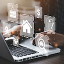 Empresario que usa una computadora para ventas y listados de propiedades, agencia y contratista de bienes raíces, propiedad residencial, inversión, proyecto de vivienda, bienes raíces de desarrollo inmobiliario, elija una compra de casa en línea.