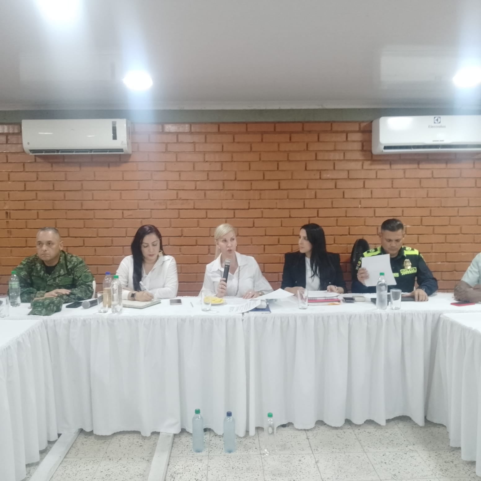 Dilian Francisca Toro encabeza un consejo de seguridad en Candelaria tras los hechos ocurridos en un velorio que dejó como saldo a tres muertos.