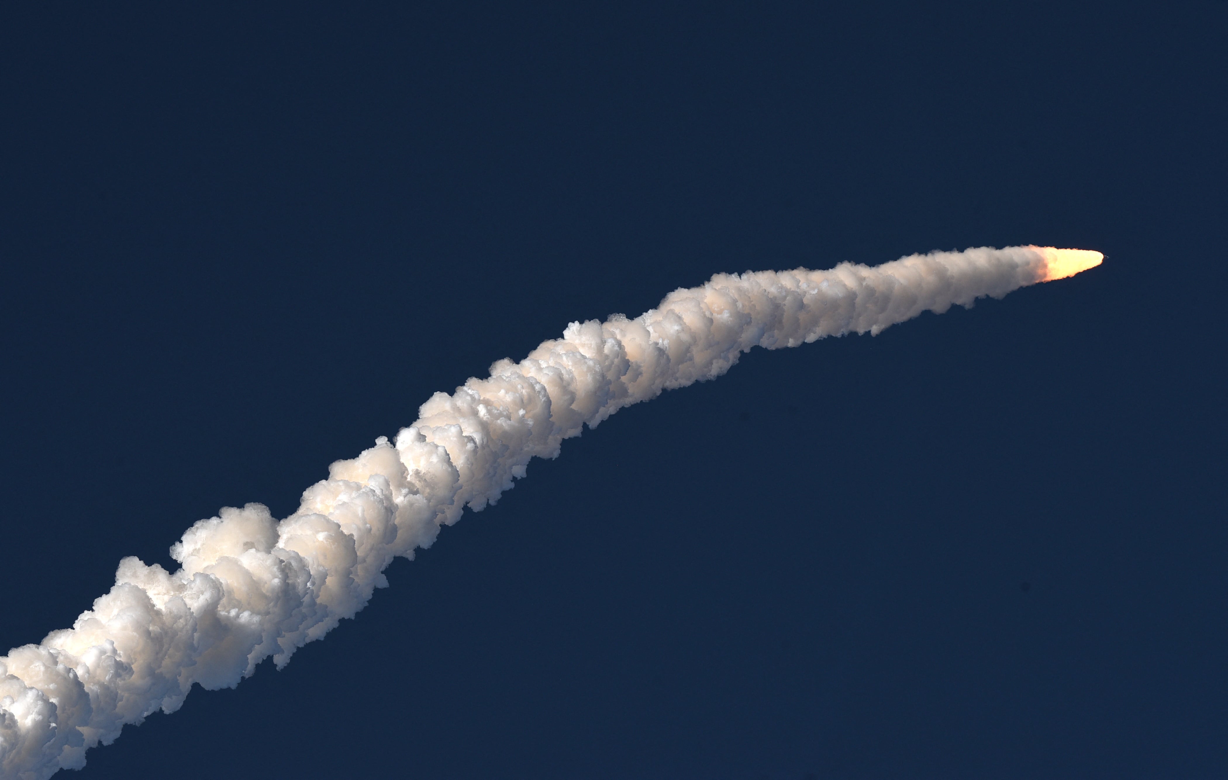 La NASA lanza Artemis II, marcando el primer vuelo de astronautas a la Luna desde 1972.