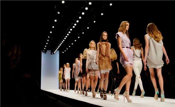 Cierre del desfile del diseñador español Emilio de la Morena