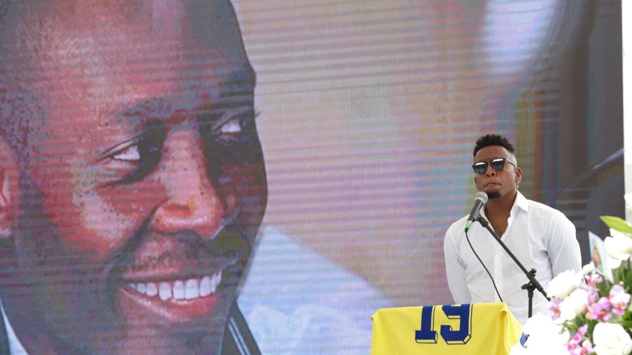 Sebastián, hijo de Freddy Rincón, en el homenaje póstumo a su padre.