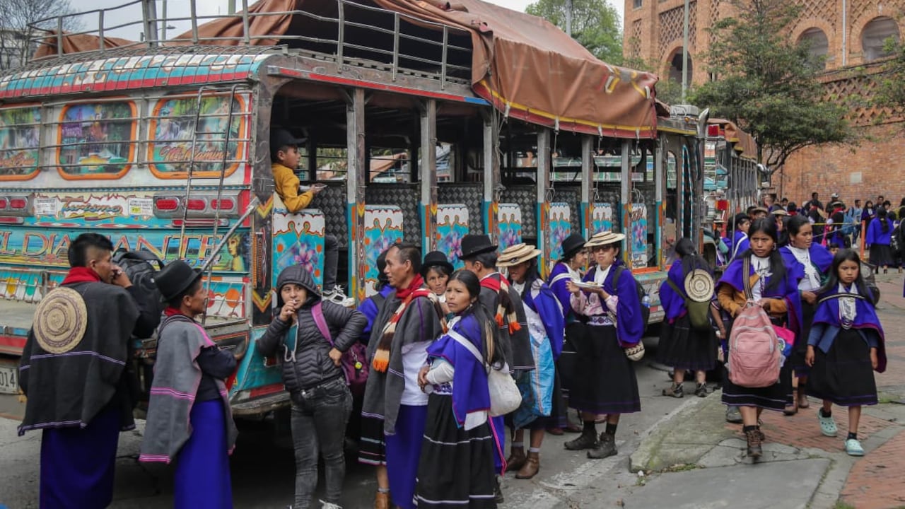 Bogotá. Abril 21 de 2026. Integrantes de la comunidad indígena Misak se concentran en la Plaza Cultural La Santamaría y avanzan en movilización hacia la Plaza de Bolívar.