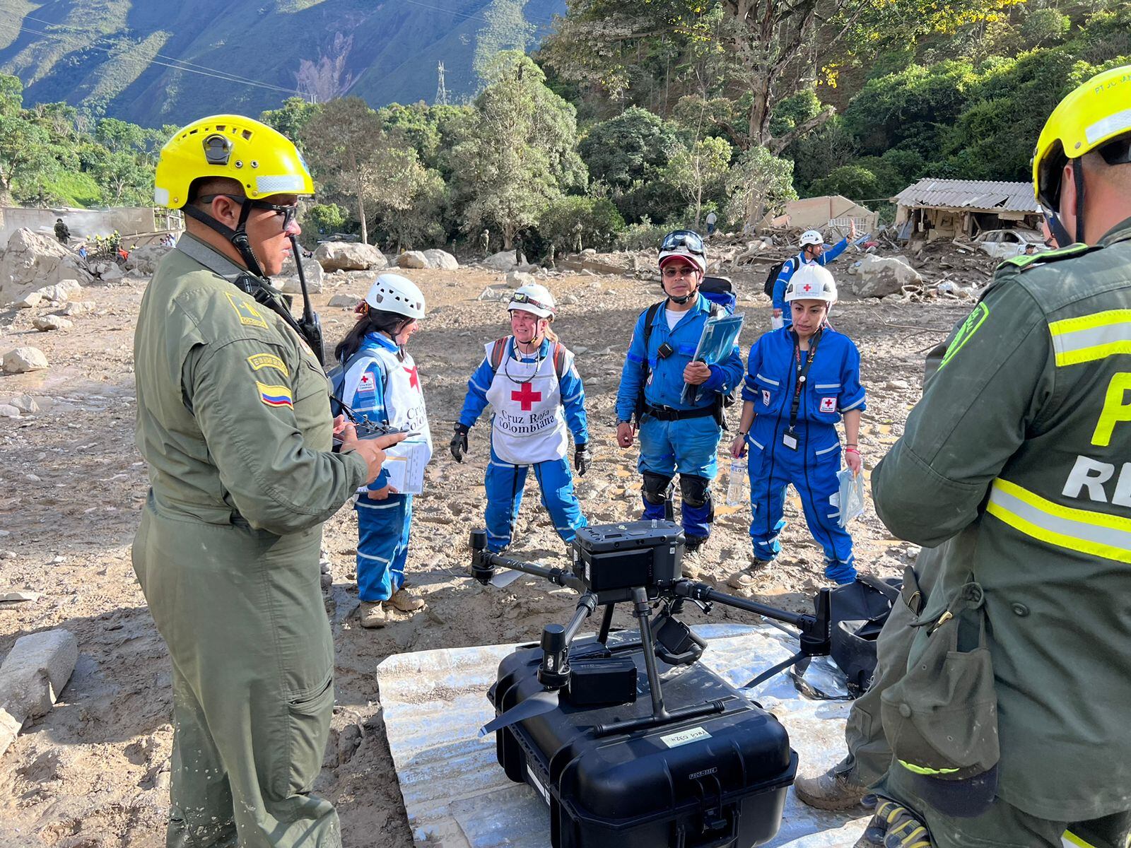 La Policía envío equipos de última tecnología para apoyar los trabajos de búsqueda, rescate y alertas a la zona del Naranjal en Cundinamarca.