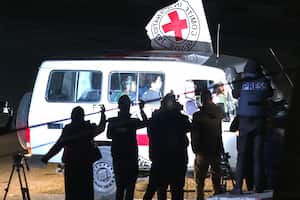 Los rehenes fueron entregados a la Cruz Roja Internacional.