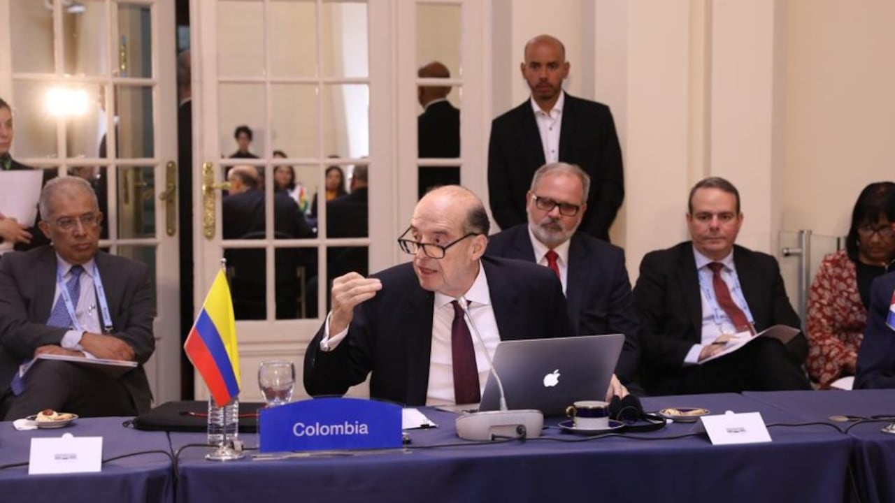 El canciller Álvaro Leyva criticó las decisiones de los bancos centrales en la Celac.