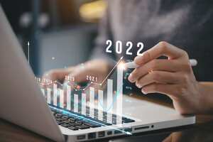 Empresario plan crecimiento empresarial y financiero, aumento de indicadores positivos en el año 2022 para aumentar el crecimiento empresarial y un aumento para el crecimiento empresarial "n