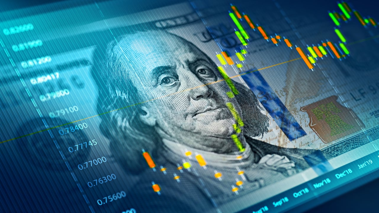 A través de aplicaciones para móviles es posible comprar dólares digitales en Estados Unidos.