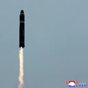 Esta foto proporcionada por el gobierno de Corea del Norte muestra lo que dice un lanzamiento de prueba de un misil balístico intercontinental Hwasong-15 en el Aeropuerto Internacional de Pyongyang en Pyongyang, Corea del Norte, el sábado 18 de febrero de 2023. (Korean Central News Agency/Korea News Service via AP)