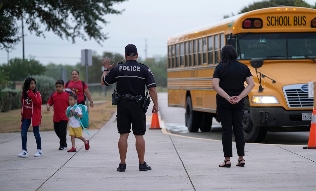 La mayoría de los distritos escolares de Texas dicen que no pueden cumplir con una nueva ley que exige oficiales armados en todos los campus. El mandato fue uno de los actos más importantes de los legisladores republicanos tras el tiroteo en la escuela de Uvalde en 2022 que mató a 19 niños y dos maestros. (Foto AP/Eric Gay)
