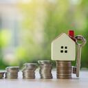 Ahorre dinero para el hogar, concepto de seguro de hogar