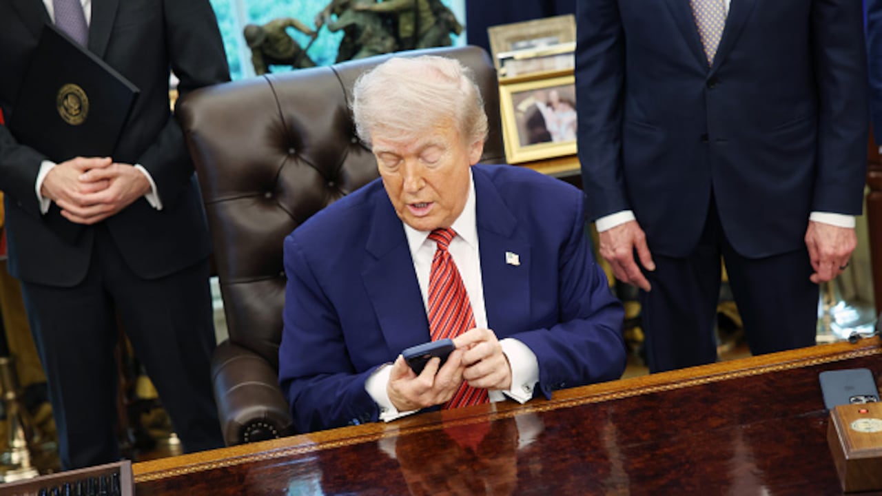 Expertos descubrieron que el celular de Donald Trump tendría un origen muy distinto al esperado.