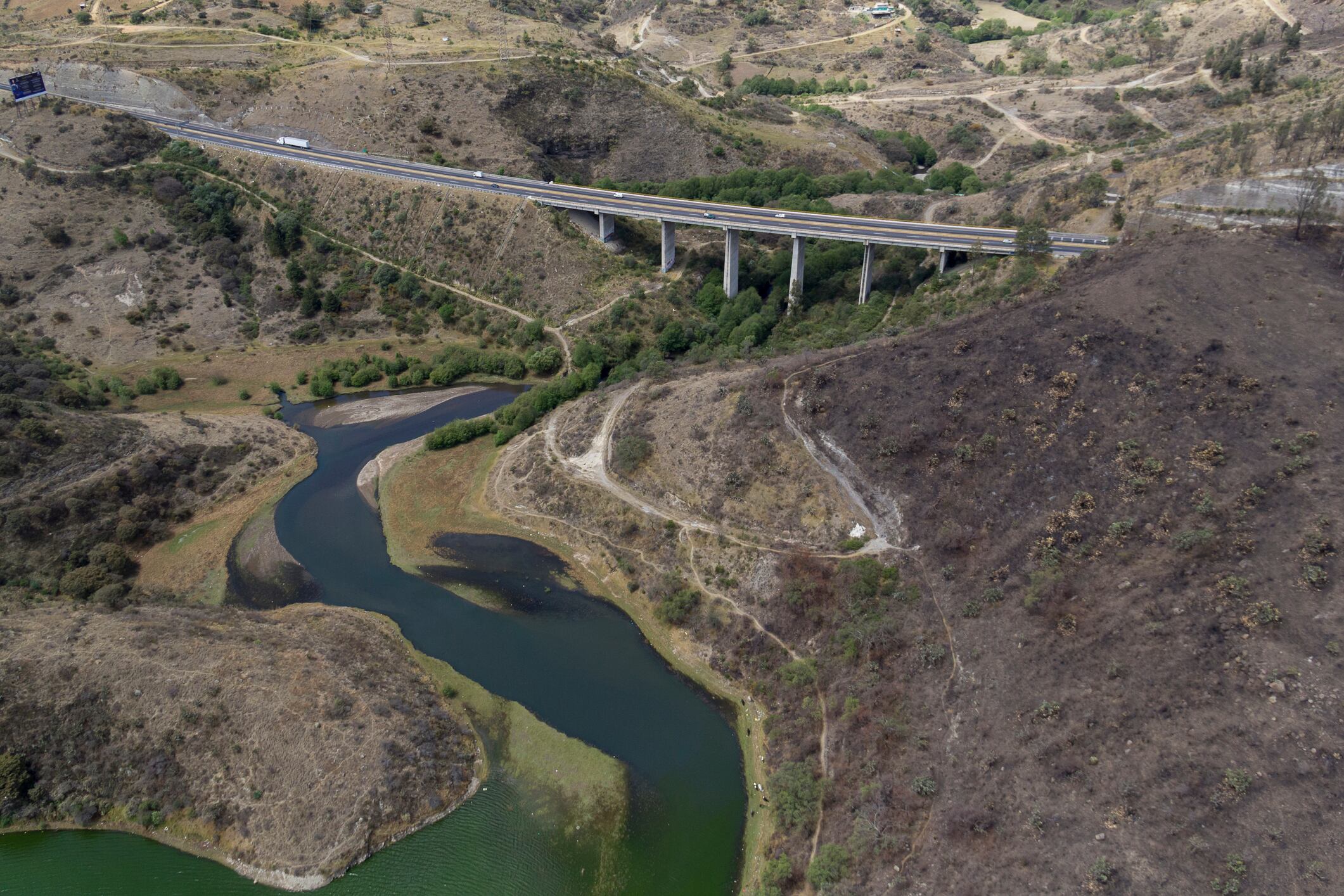 Un conductor intenta cruzar un puente peatonal con su vehículo en Naucalpan, Estado de México, durante un intenso episodio de lluvia.
