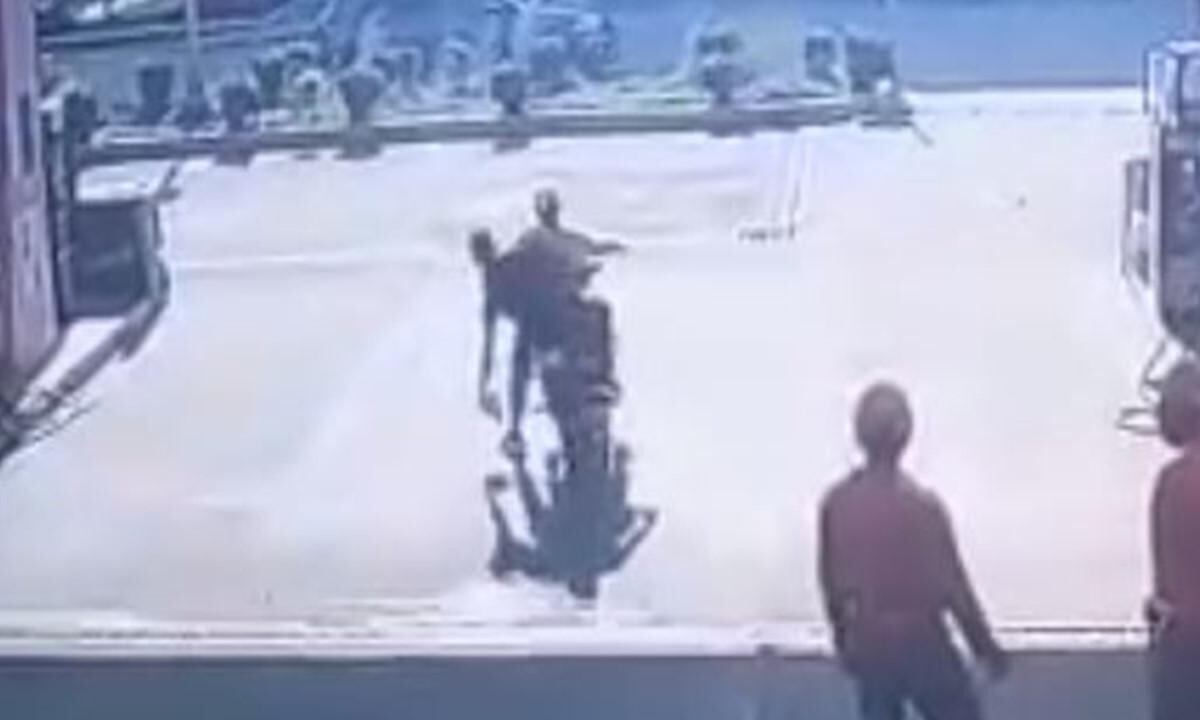 Momento justo cuando los delincuentes lanzan el artefacto explosivo, así se vio en la cámara de seguridad