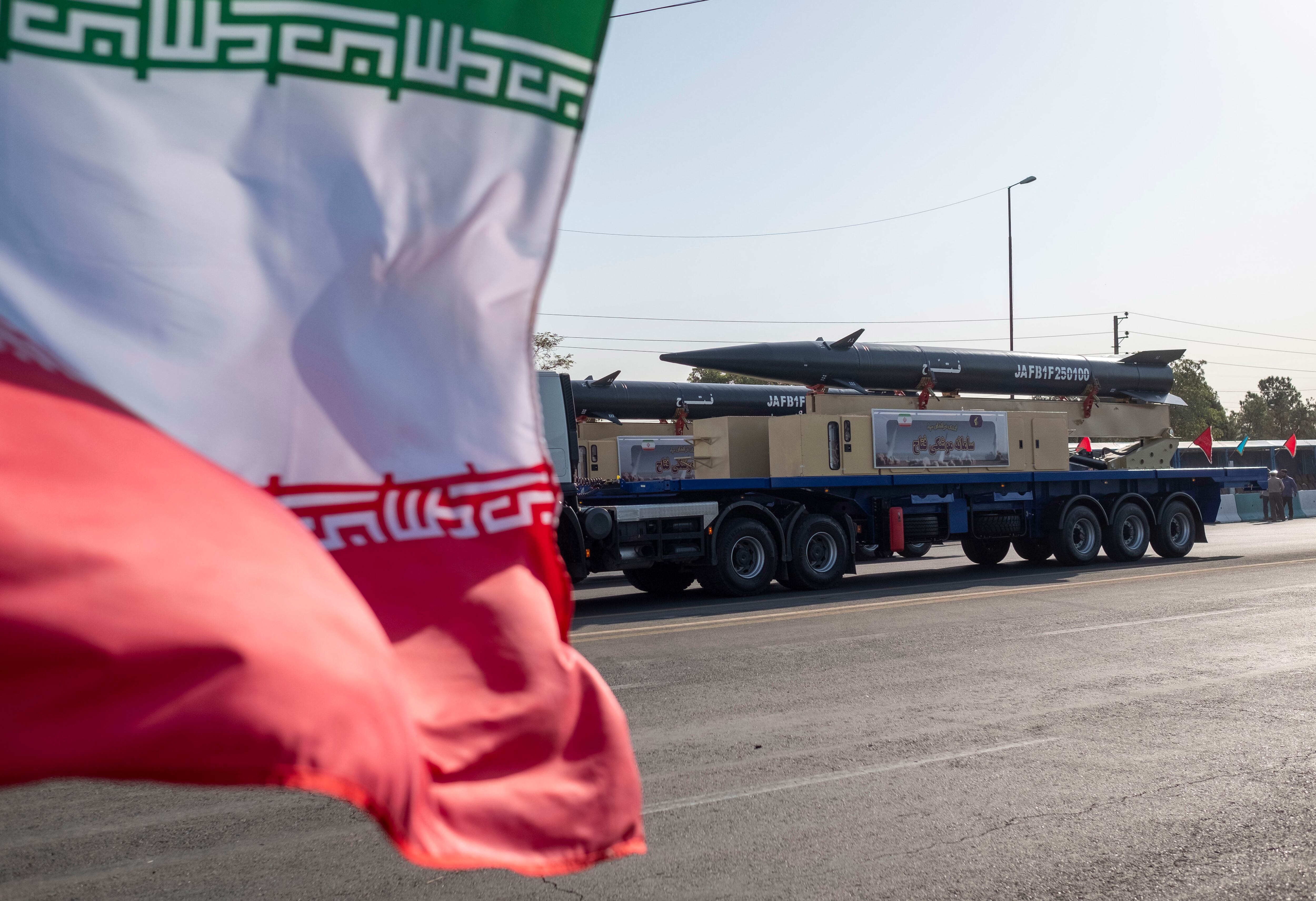 El primer misil hipersónico de Irán, el Fattah, ondea junto a una bandera iraní en un camión durante un desfile militar en conmemoración del aniversario de la guerra entre Irán e Irak (1980-1988), frente al Santuario de Jomeini, al sur de Teherán, Irán, el 21 de septiembre de 2024.