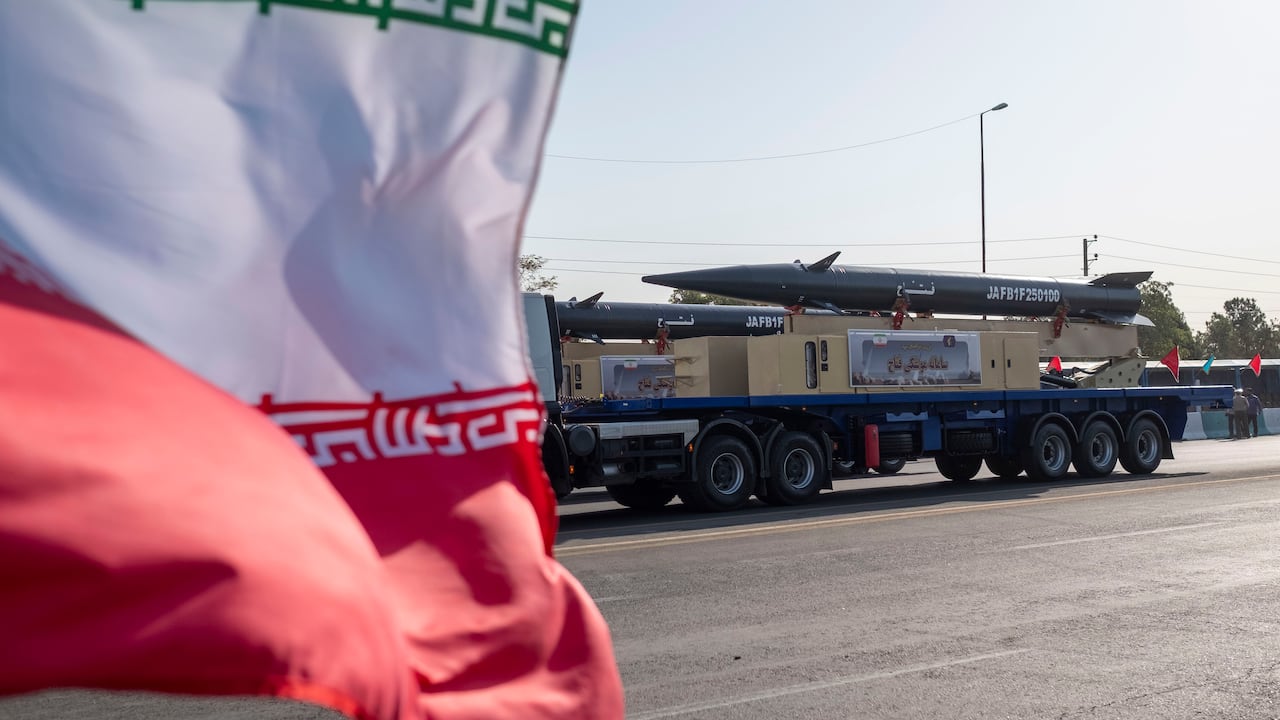 El primer misil hipersónico de Irán, el Fattah, ondea junto a una bandera iraní en un camión durante un desfile militar en conmemoración del aniversario de la guerra entre Irán e Irak (1980-1988), frente al Santuario de Jomeini, al sur de Teherán, Irán, el 21 de septiembre de 2024.