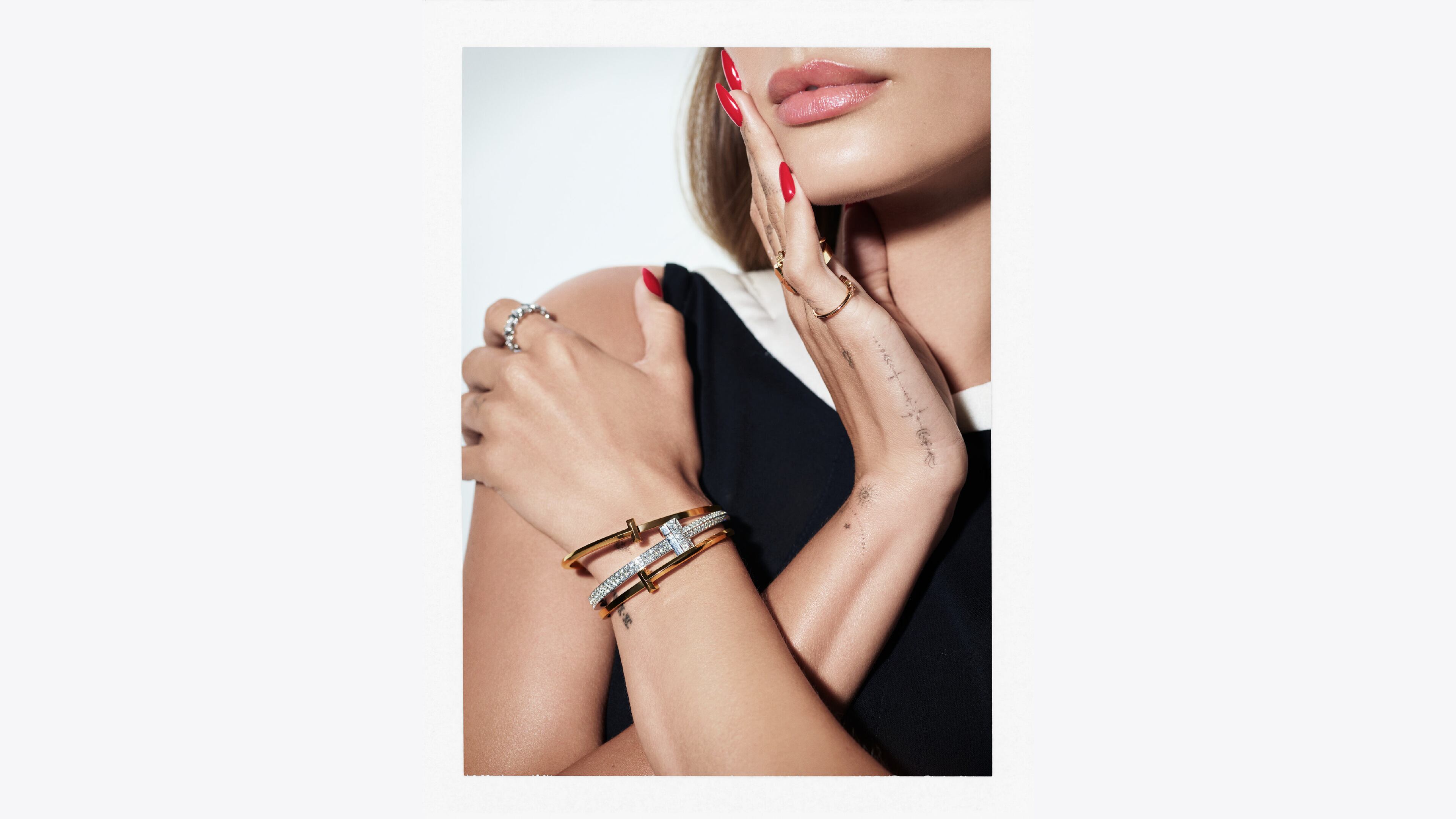 Tiffany T. Brazalete con bisagras T1 en oro rosa de 18k, brazalete con bisagras T1 en oro amarillo de 18k, brazalete ancho con bisagras de diamantes T1