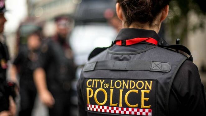 Pánico en Londres después de un atentado con arma blanca y un tiroteo.