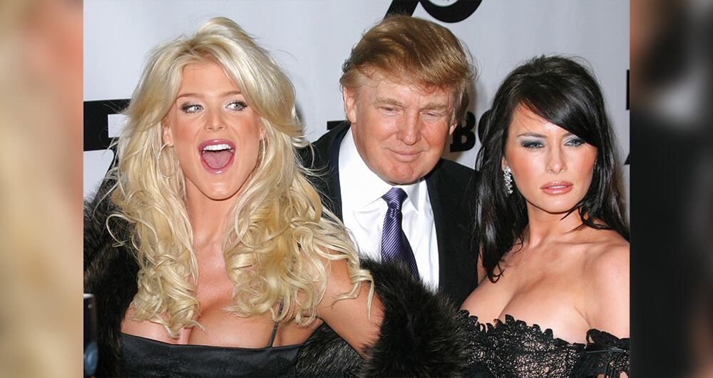 Donald Trump con su esposa, Melania Trump, mientras mira de reojo a la mujer frente a ellos.