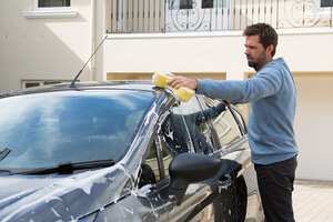 Limpiar el techo de un carro no tiene por qué ser una tarea tediosa.