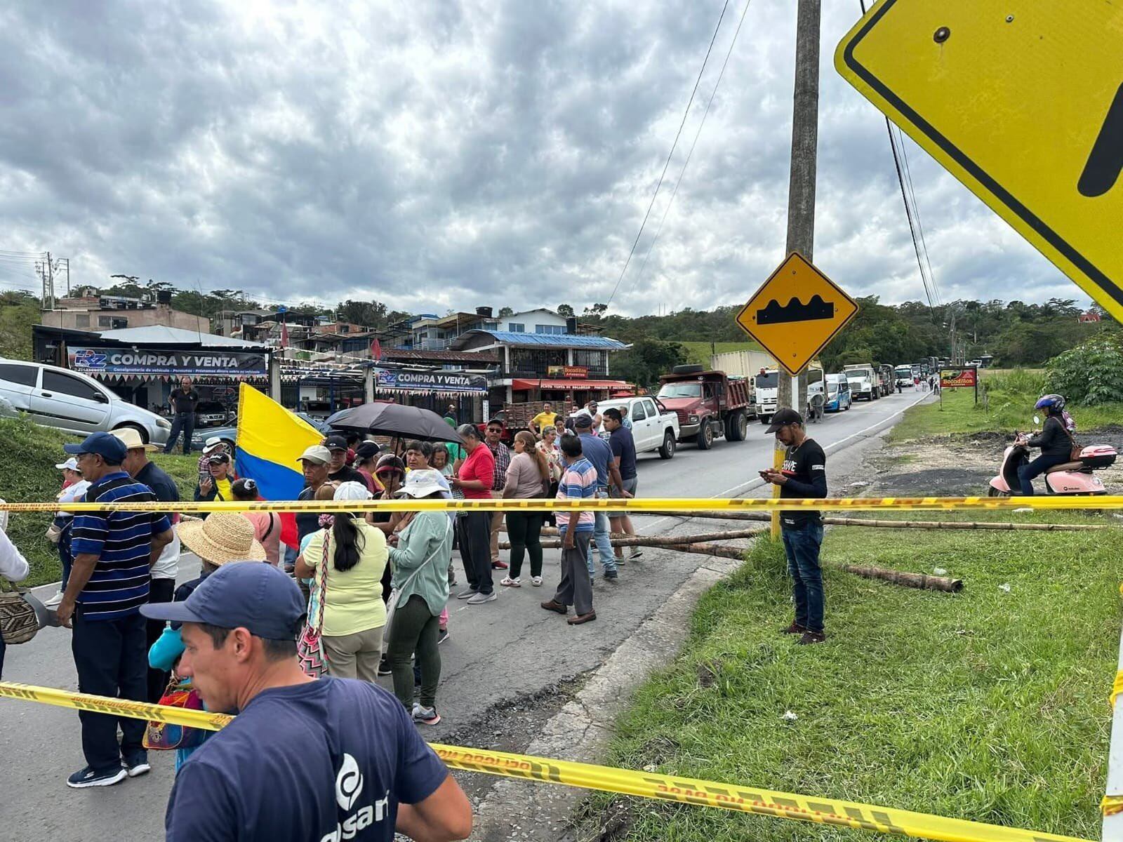 Varias vías principales del país están con bloqueos.