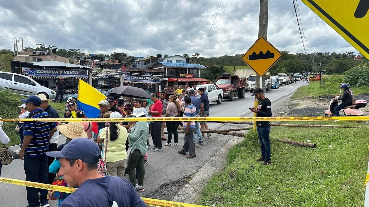Varias vías principales del país están bloqueadas.