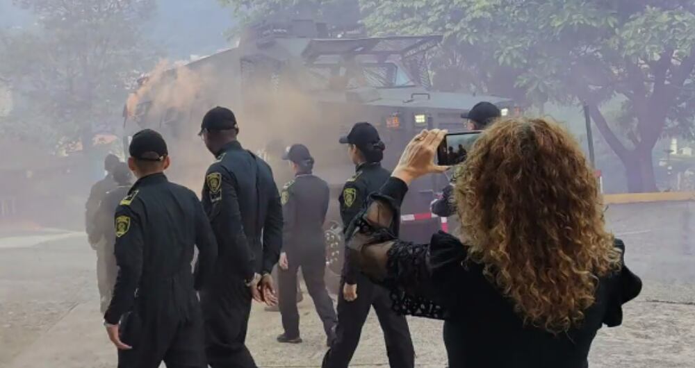 Tanqueta del Esmad ingresó a colegio de Sabaneta, Antioquia.